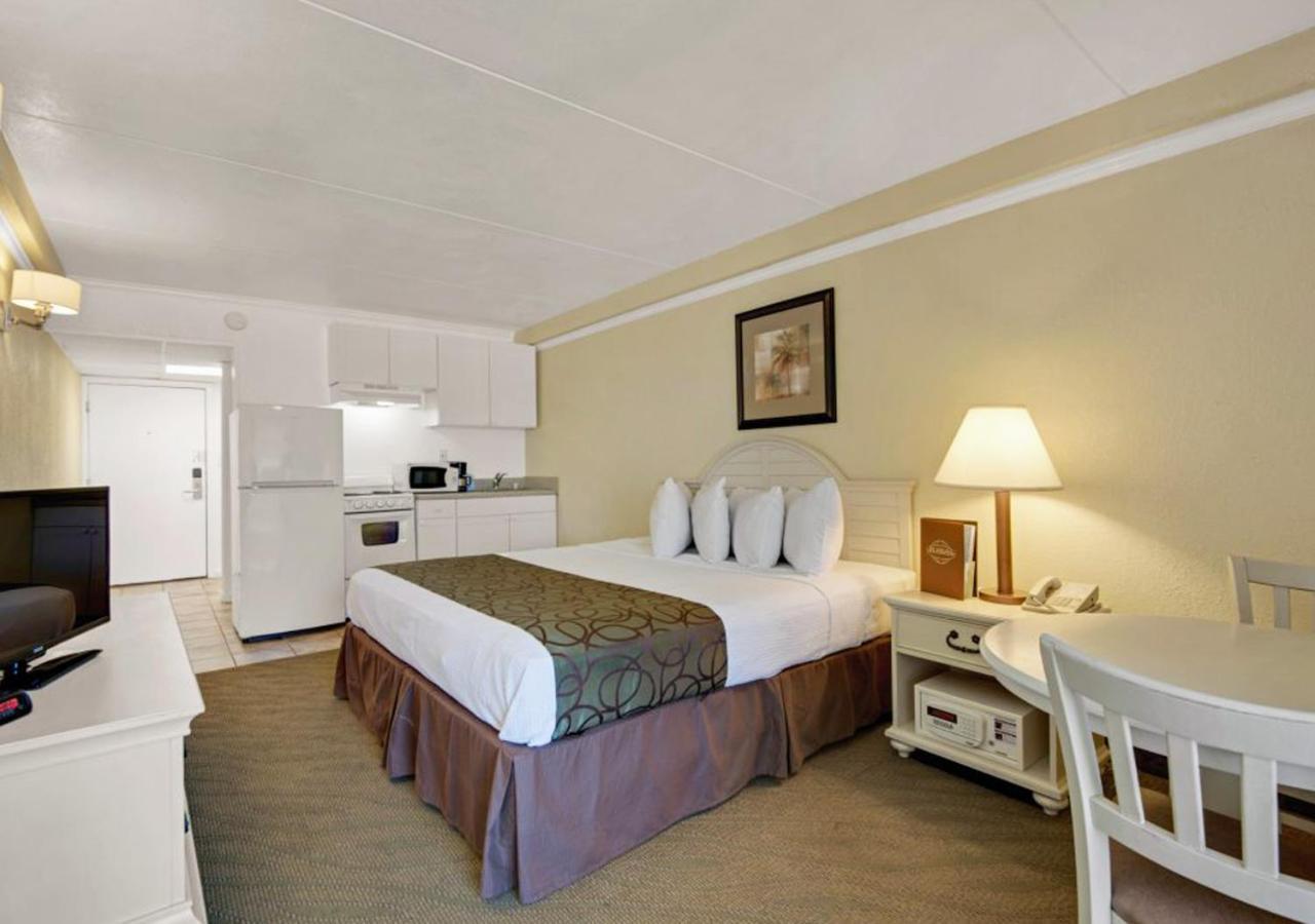 Ramada By Wyndham Panama City Beach / Beachfront Exteriör bild