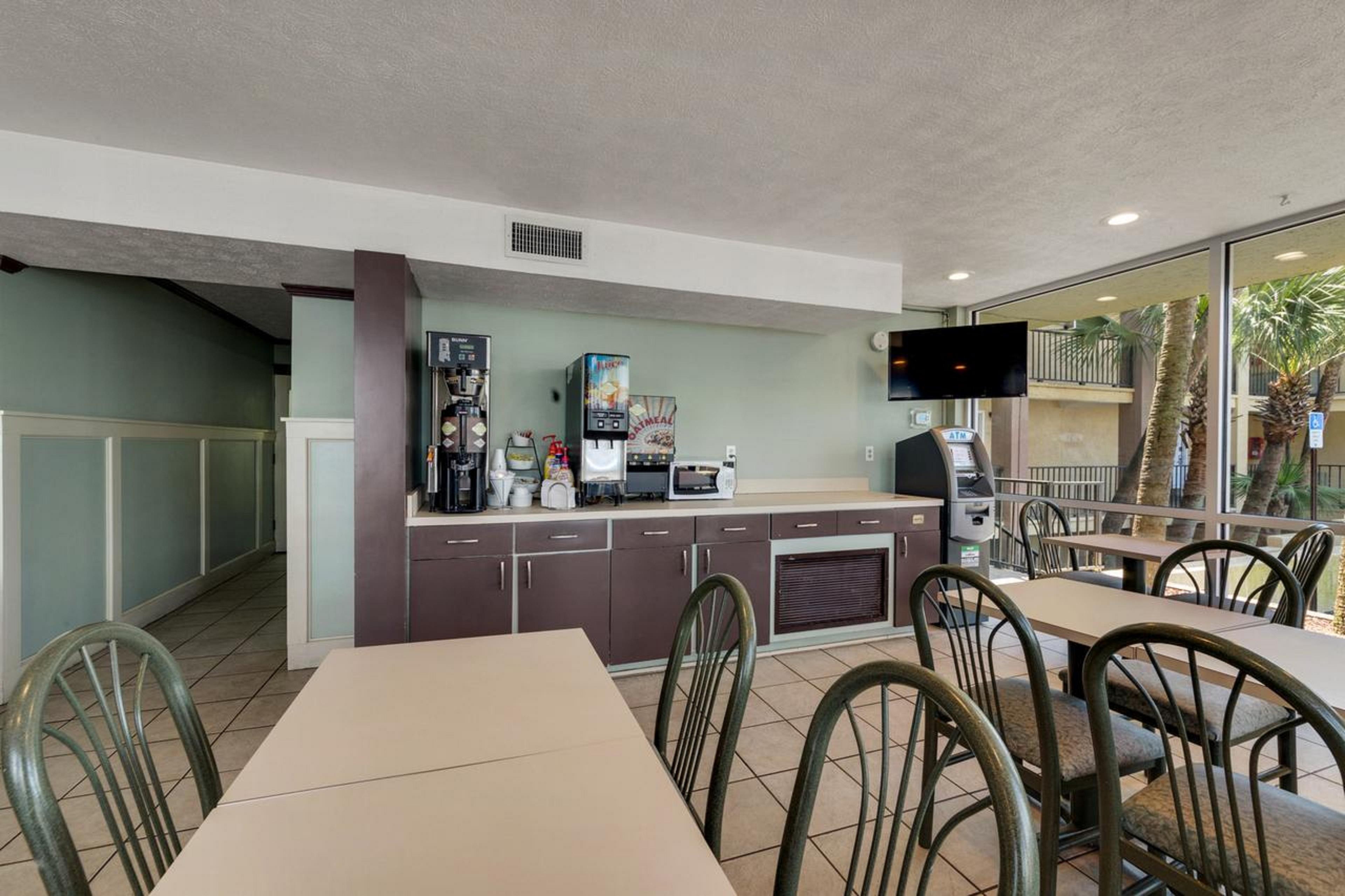 Ramada By Wyndham Panama City Beach / Beachfront Exteriör bild