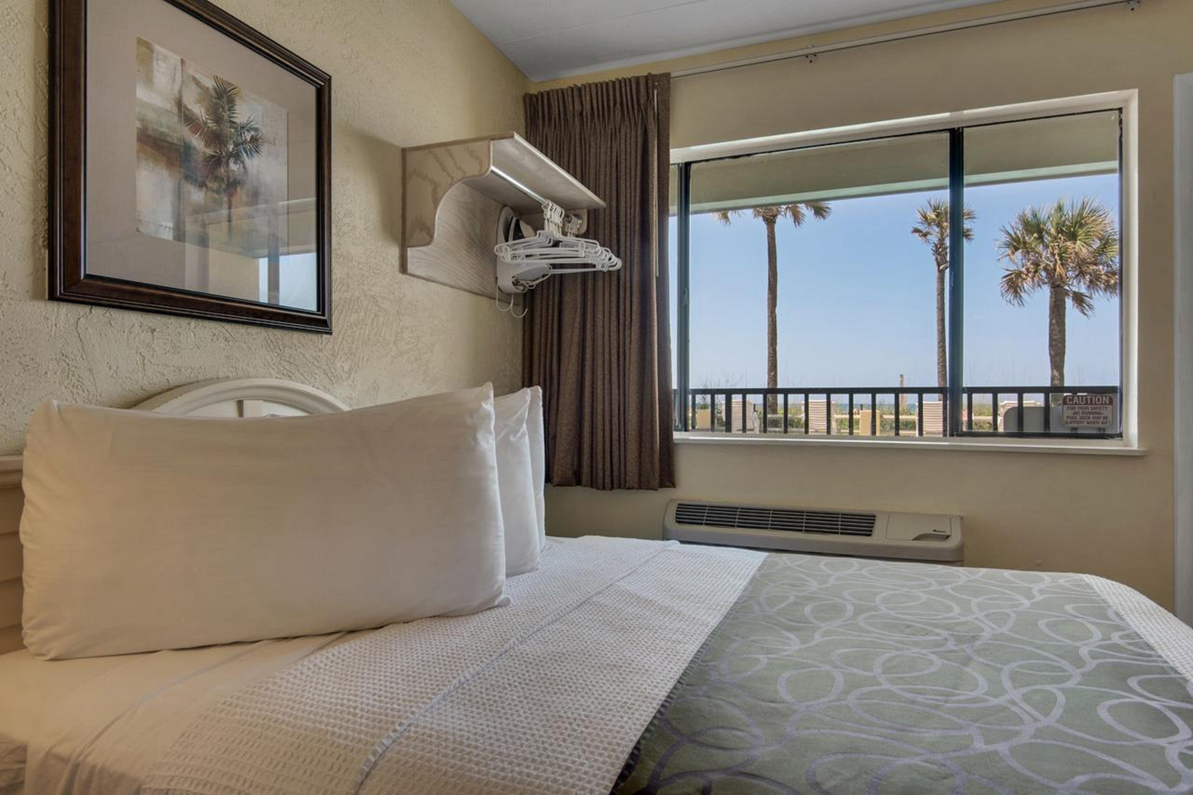 Ramada By Wyndham Panama City Beach / Beachfront Exteriör bild