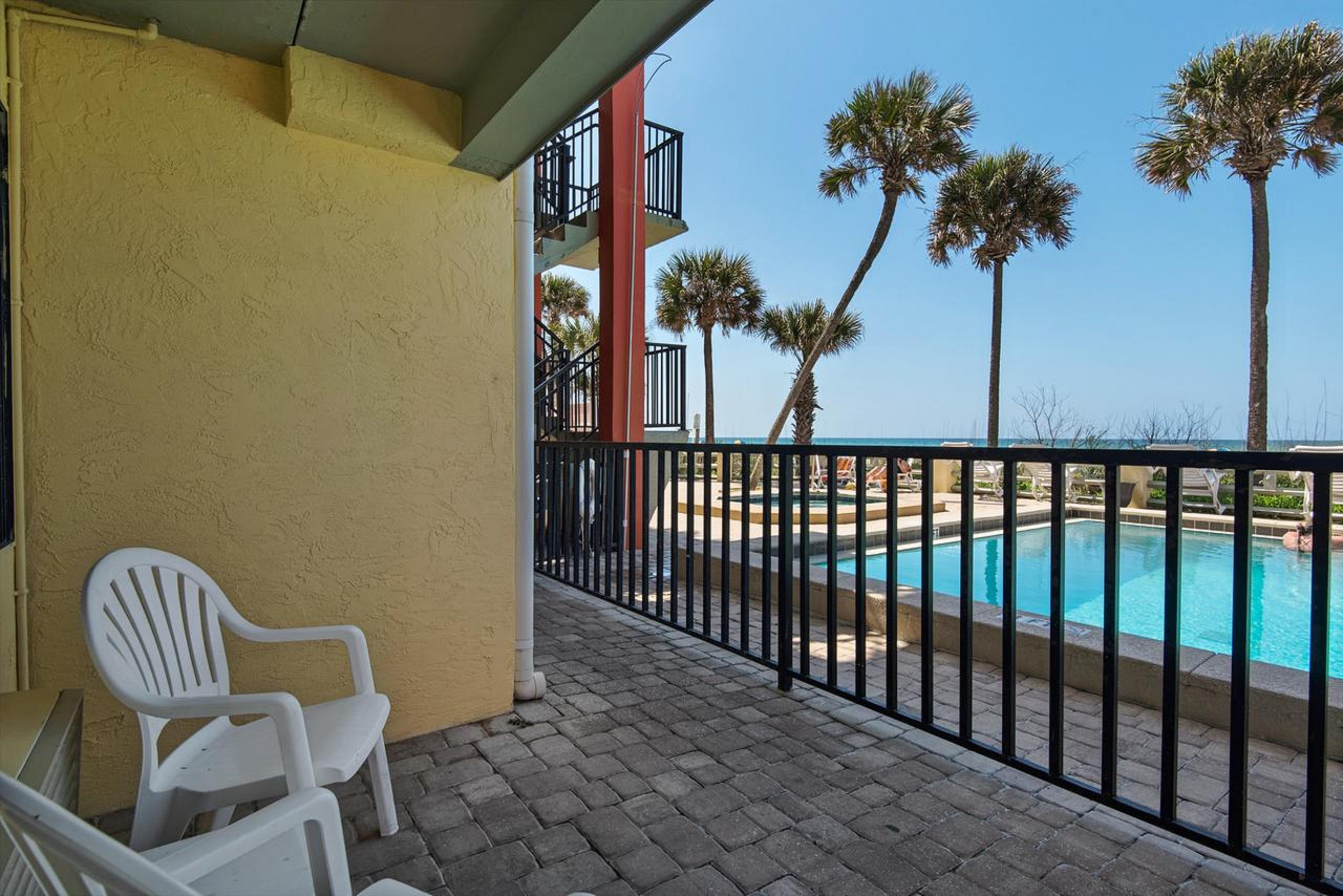 Ramada By Wyndham Panama City Beach / Beachfront Exteriör bild