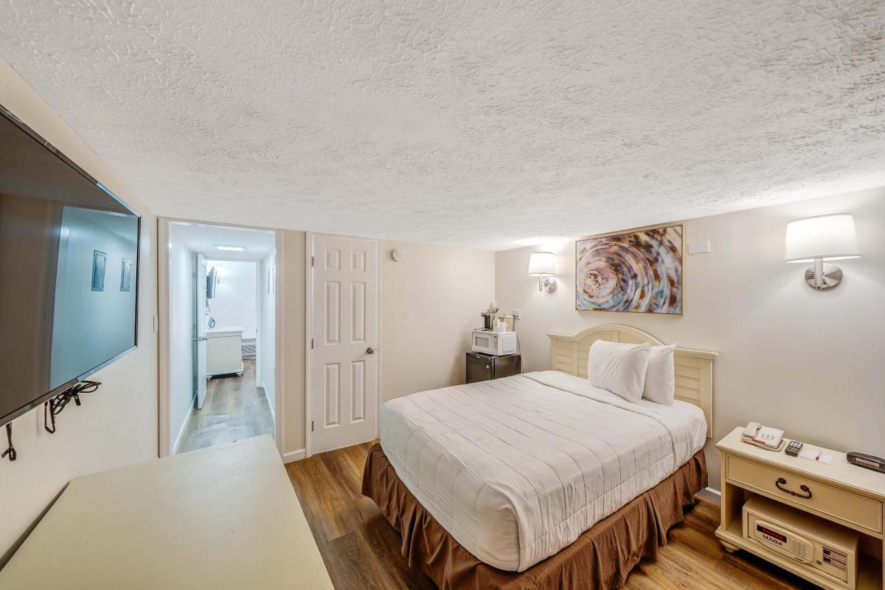 Ramada By Wyndham Panama City Beach / Beachfront Exteriör bild