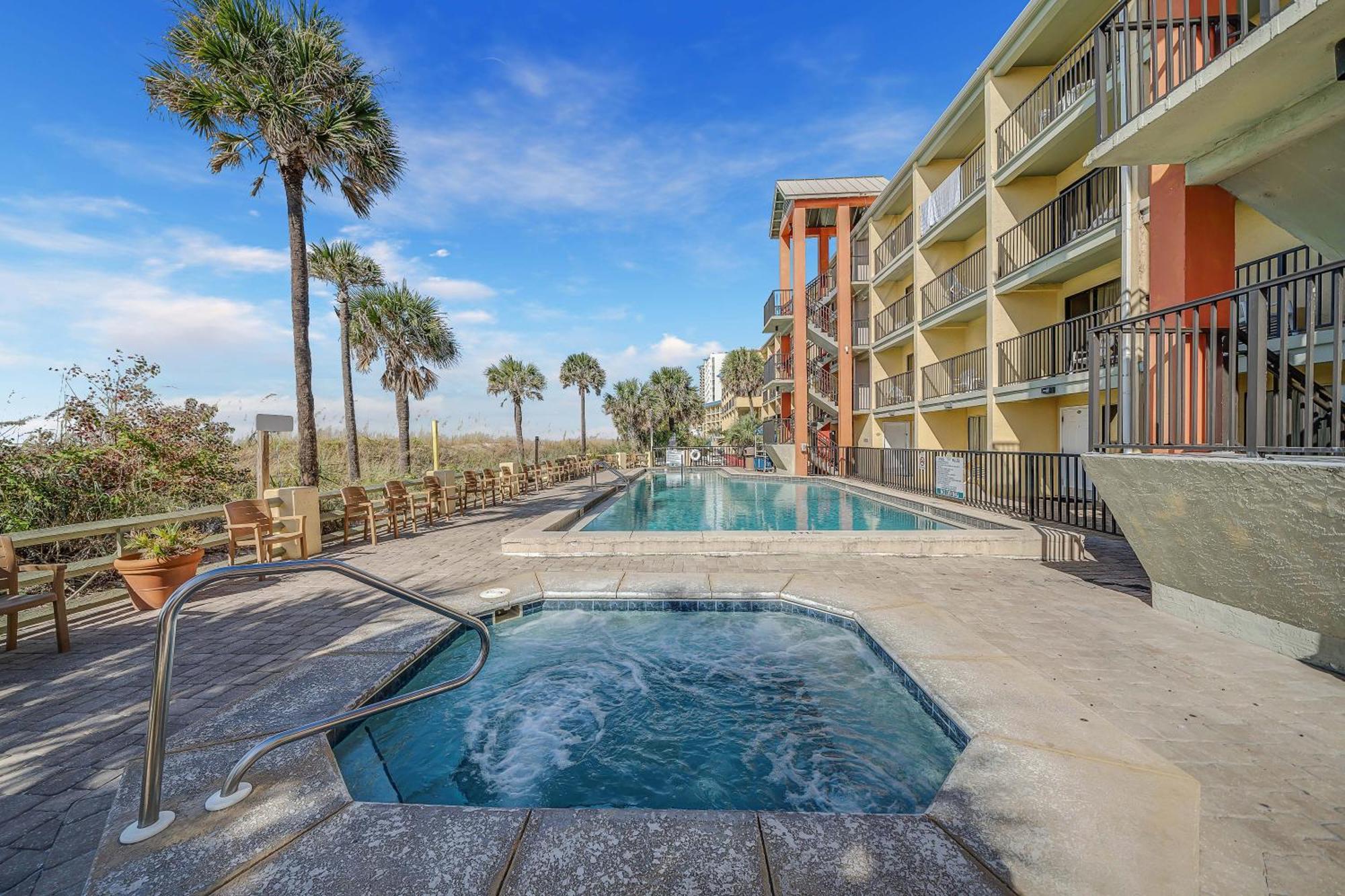 Ramada By Wyndham Panama City Beach / Beachfront Exteriör bild