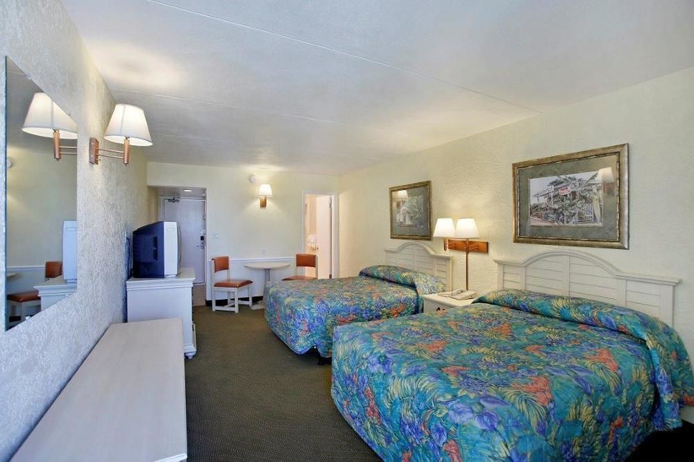Ramada By Wyndham Panama City Beach / Beachfront Exteriör bild