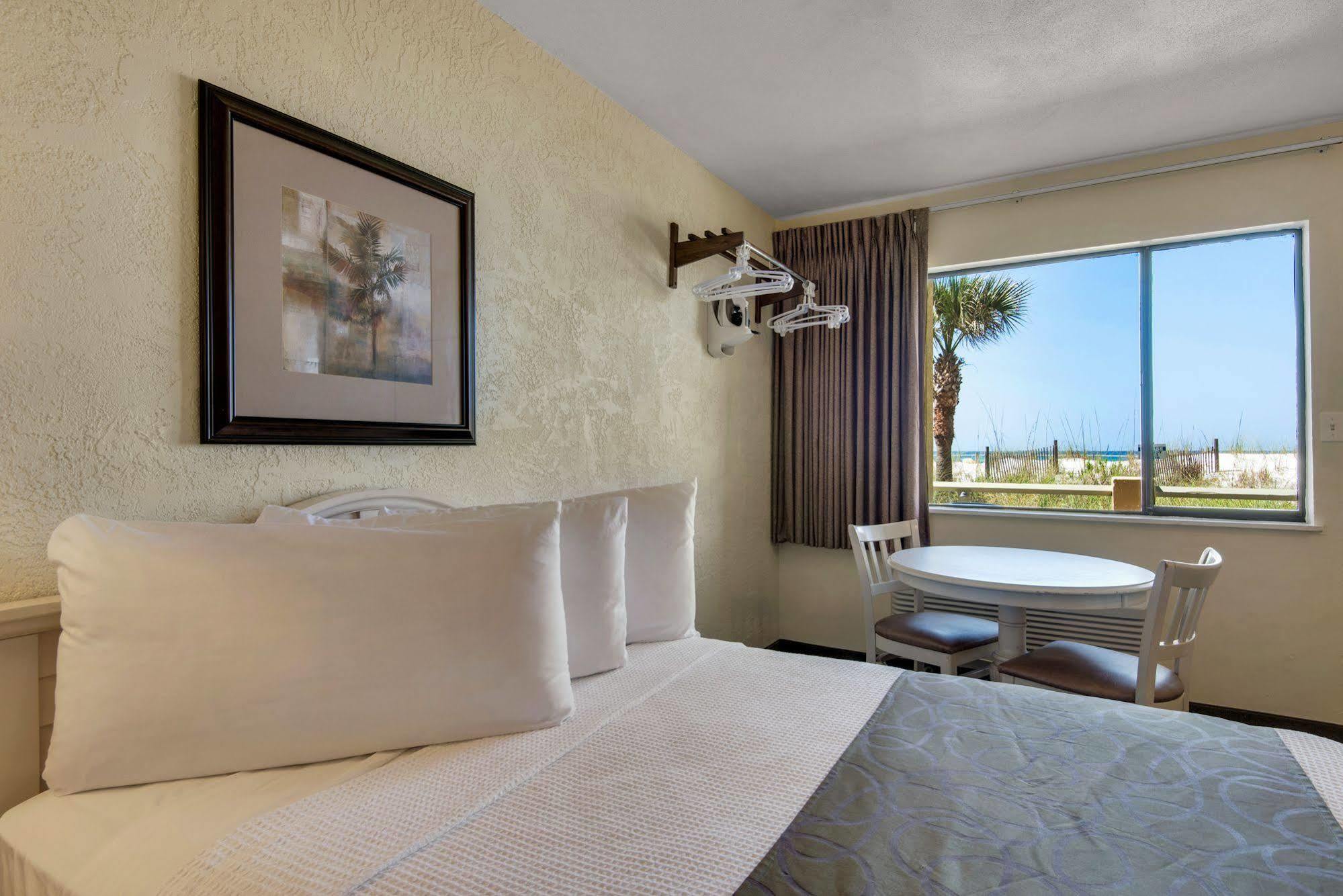 Ramada By Wyndham Panama City Beach / Beachfront Exteriör bild